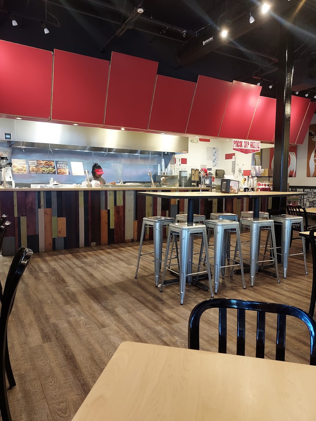 MOOYAH Burgers, Fries & Shakes | 2233 Matthews Township Pkwy, Matthews, NC 28105, USA | Phone: (704) 814-0223