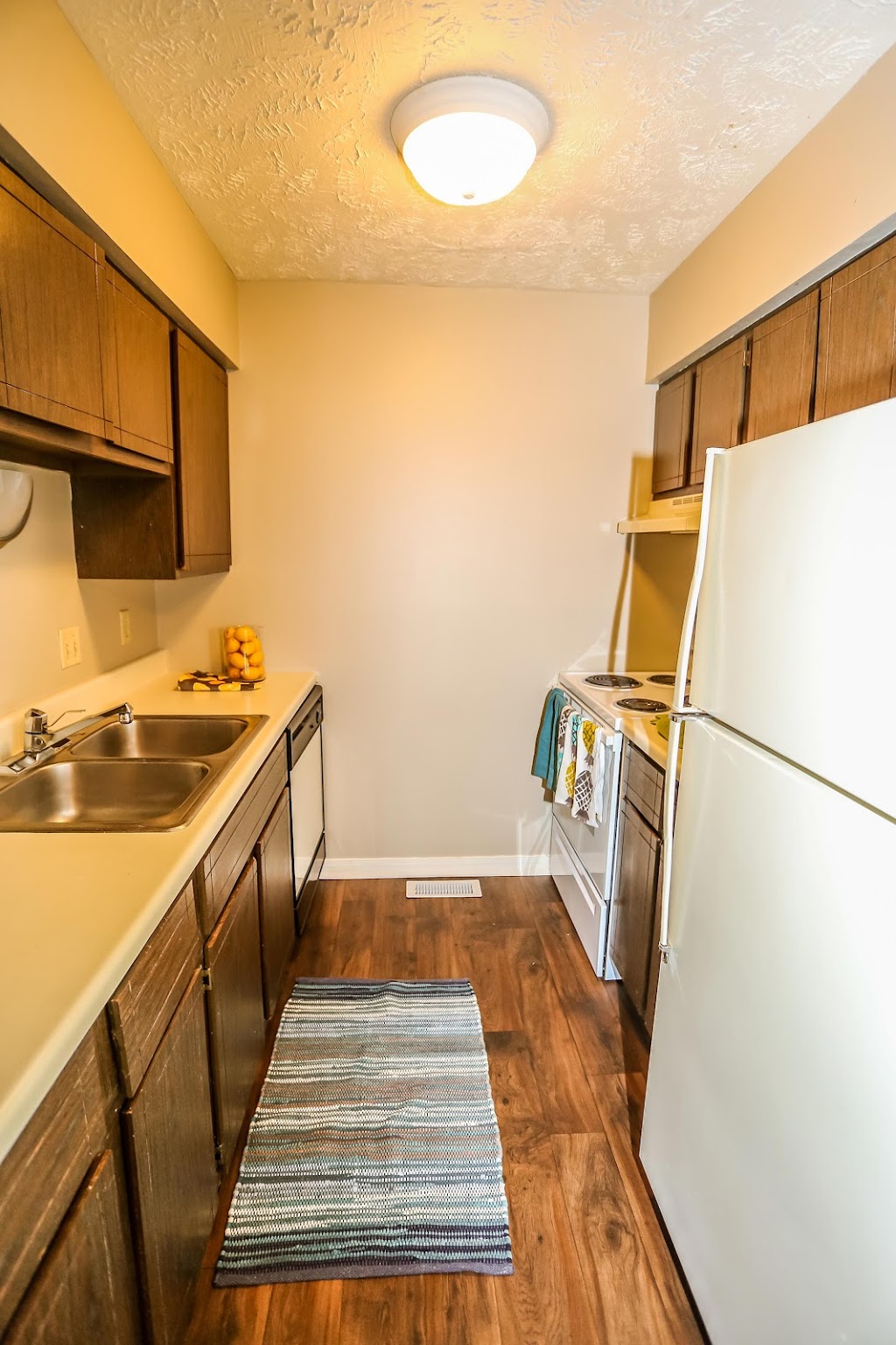 Stony Brook Apartments | 14735 W Plaza, Omaha, NE 68137, USA | Phone: (402) 331-9311