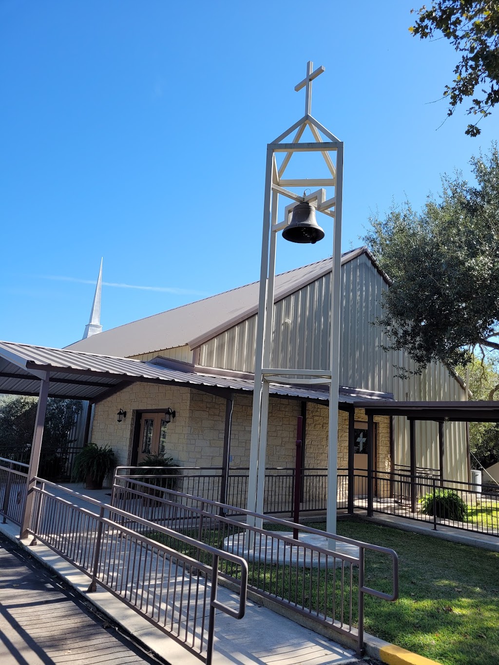 Divine Saviour Lutheran Church | 405 Ingram Rd, Devine, TX 78016, USA | Phone: (830) 663-3735