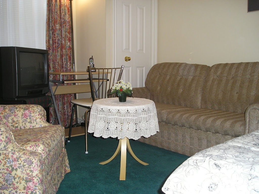 Susans Villa Bed & Breakfast Hotel | 5481 Ontario Ave, Niagara Falls, ON L2E 3S4, Canada | Phone: (289) 296-9402