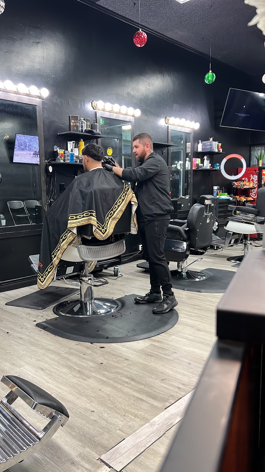 the vip barber shop | 115 N Magnolia Ave, Anaheim, CA 92801, USA | Phone: (714) 886-2083