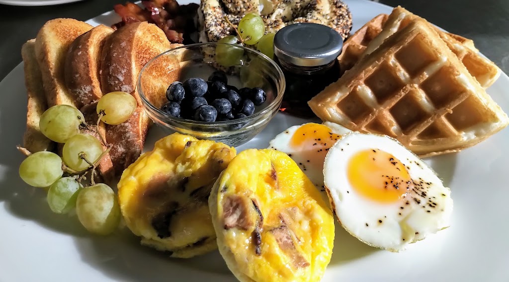 The Wandering Dog Inn | 1060 East West Rd, Pelee Island, ON N0R 1M0, Canada | Phone: (226) 526-5939