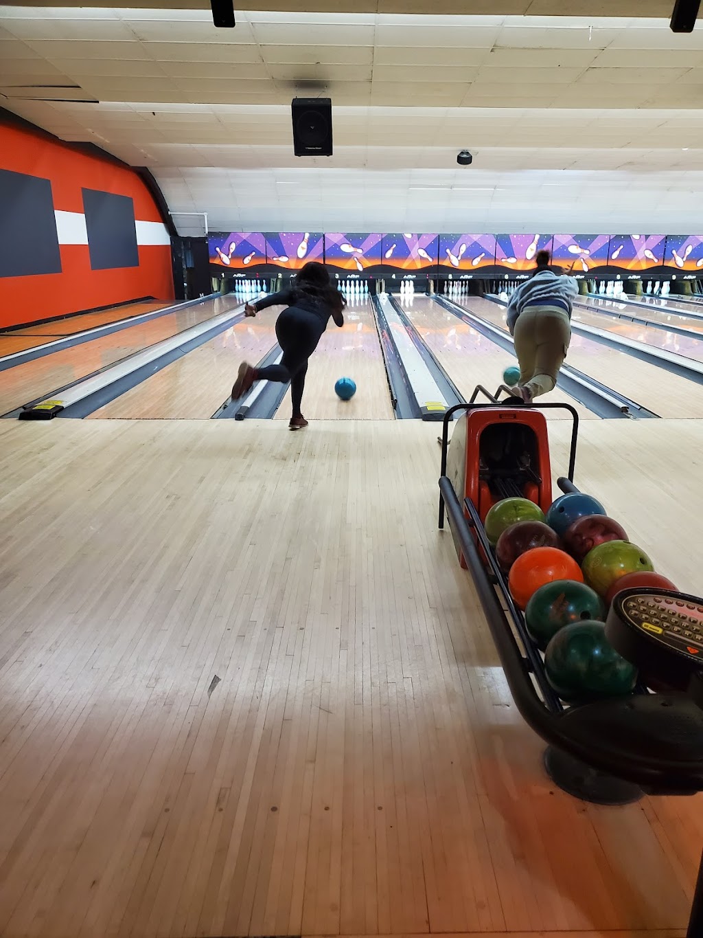 AMF Bowlero Brunswick Zone | 7700 47th St, Lyons, IL 60534, USA | Phone: (708) 447-7547