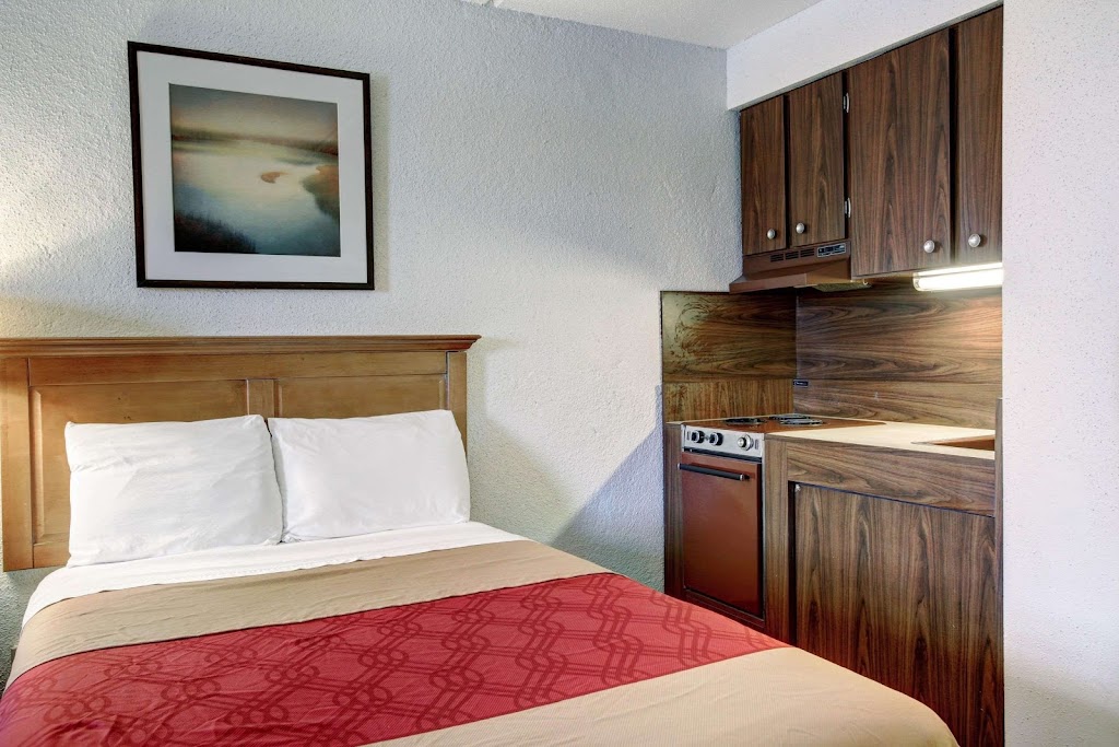 Rodeway Inn | 1209 I-35 N at, TX-46, New Braunfels, TX 78130, USA | Phone: (830) 629-6991