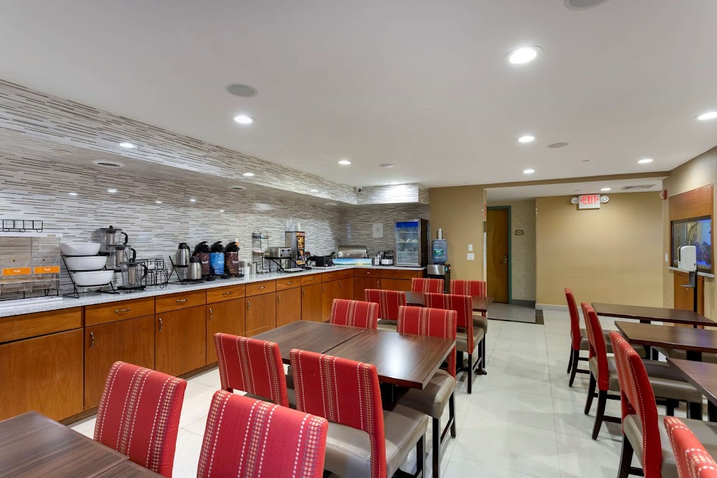 Comfort Inn | 3218 Emmons Ave, Brooklyn, NY 11235, USA | Phone: (718) 368-3334