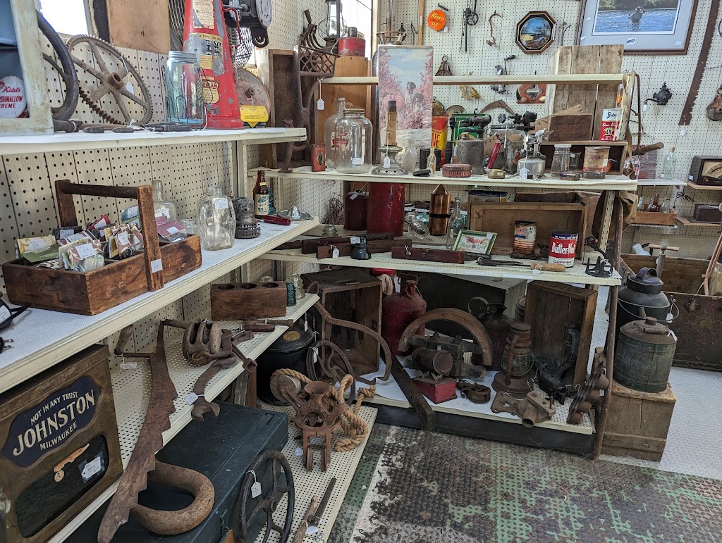 Columbus Antique Mall | 239 Whitney St, Columbus, WI 53925, USA | Phone: (920) 623-1992