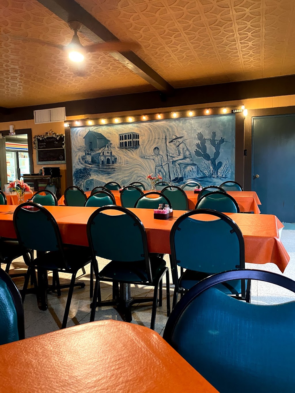 Holiday Restaurant | 506 US-83, Zapata, TX 78076, USA | Phone: (956) 765-4521