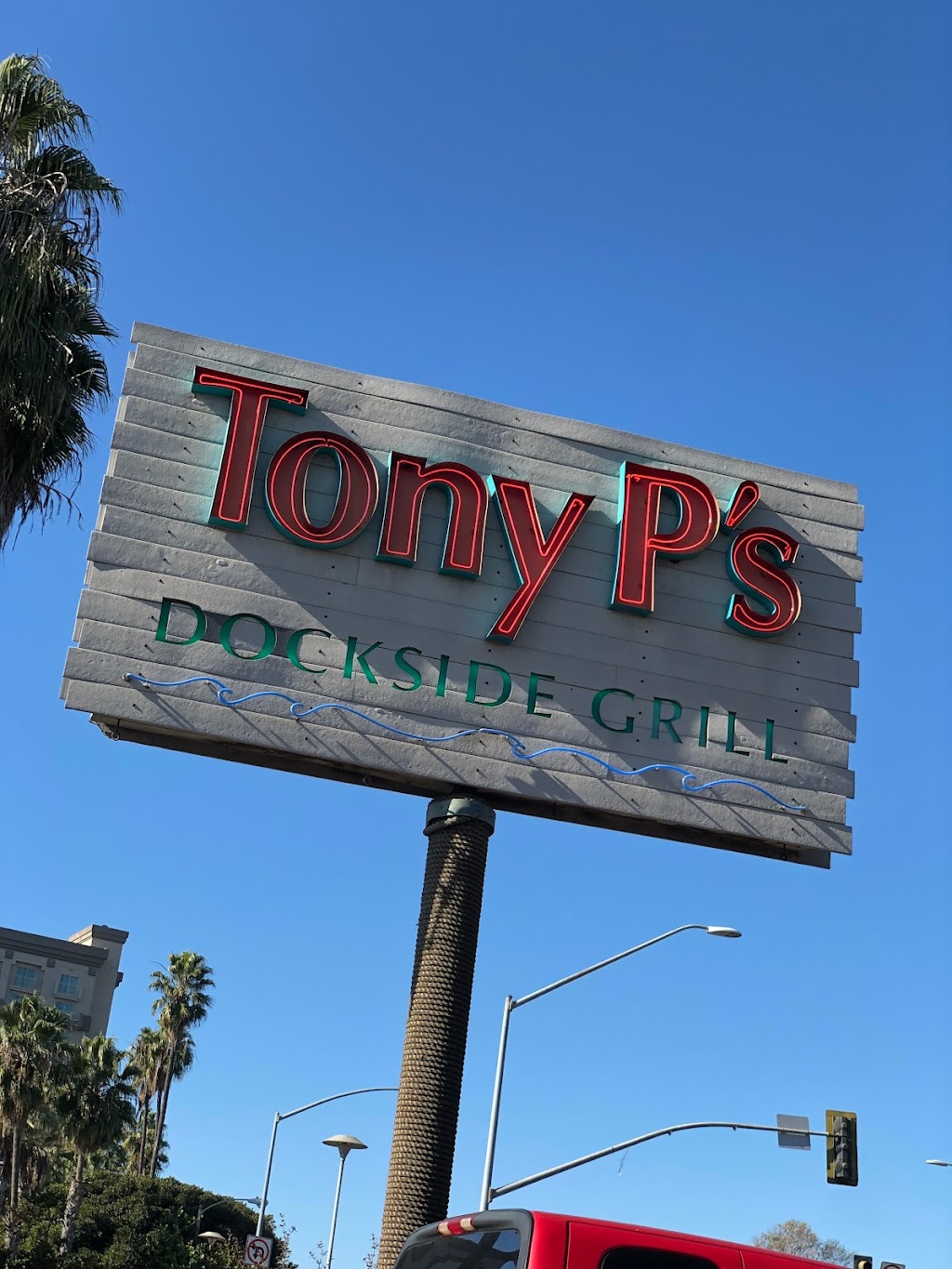 Tony P’s Dockside Grill | 4445 Admiralty Way, Marina Del Rey, CA 90292, USA | Phone: (310) 823-4534