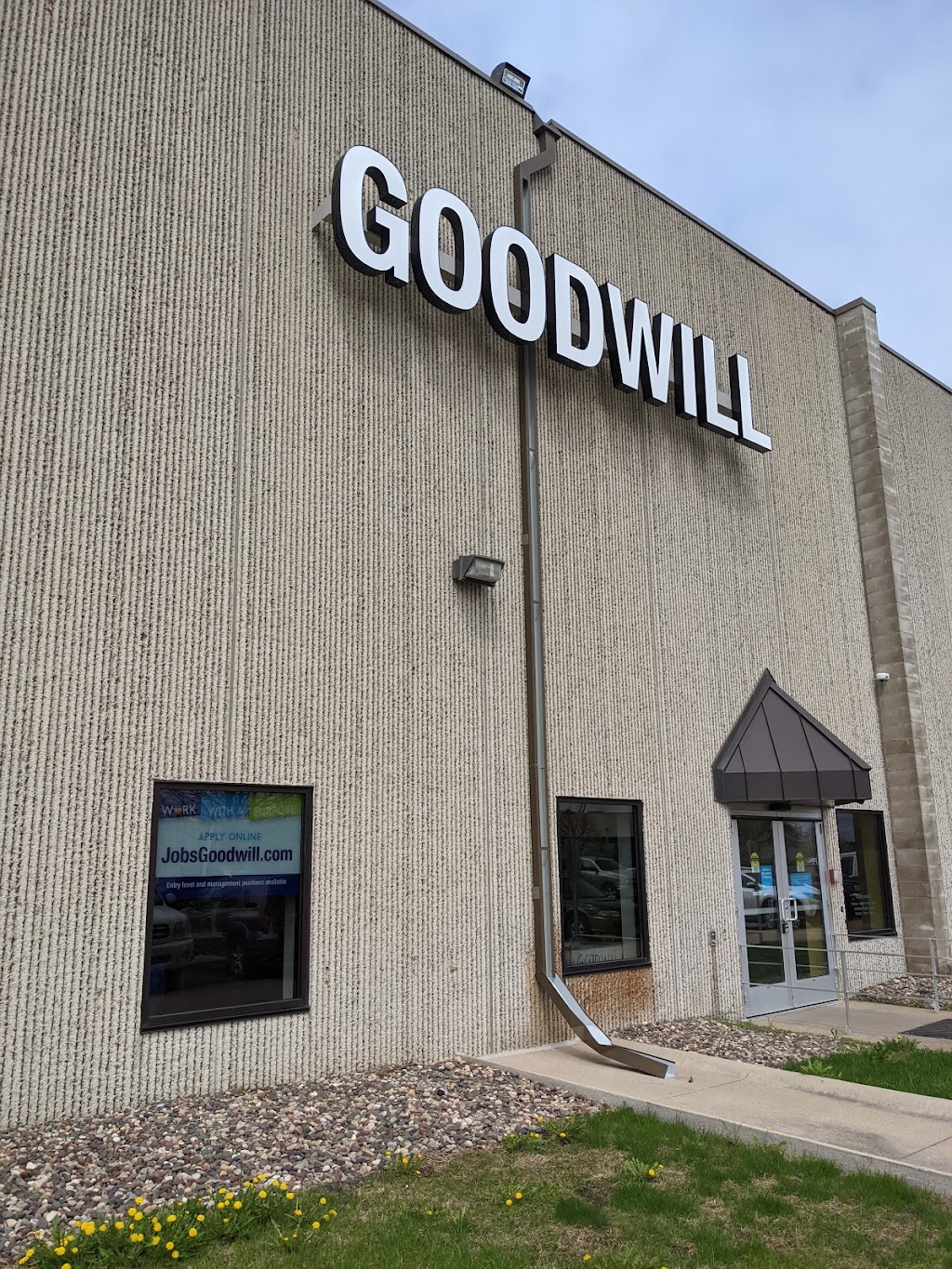 Goodwill - Chaska Wholesale | 312 Lake Hazeltine Dr, Chaska, MN 55318, USA | Phone: (952) 361-6280