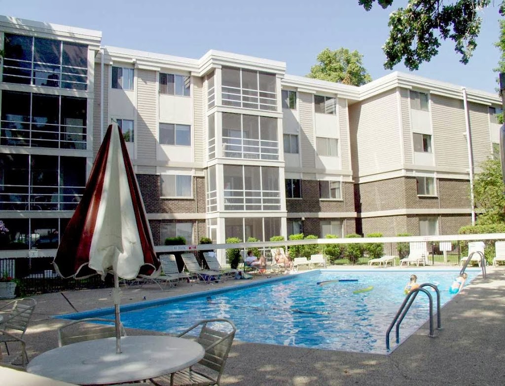 Bayview Apartments | 2400 Interlachen Rd, Spring Park, MN 55384, USA | Phone: (952) 471-8505