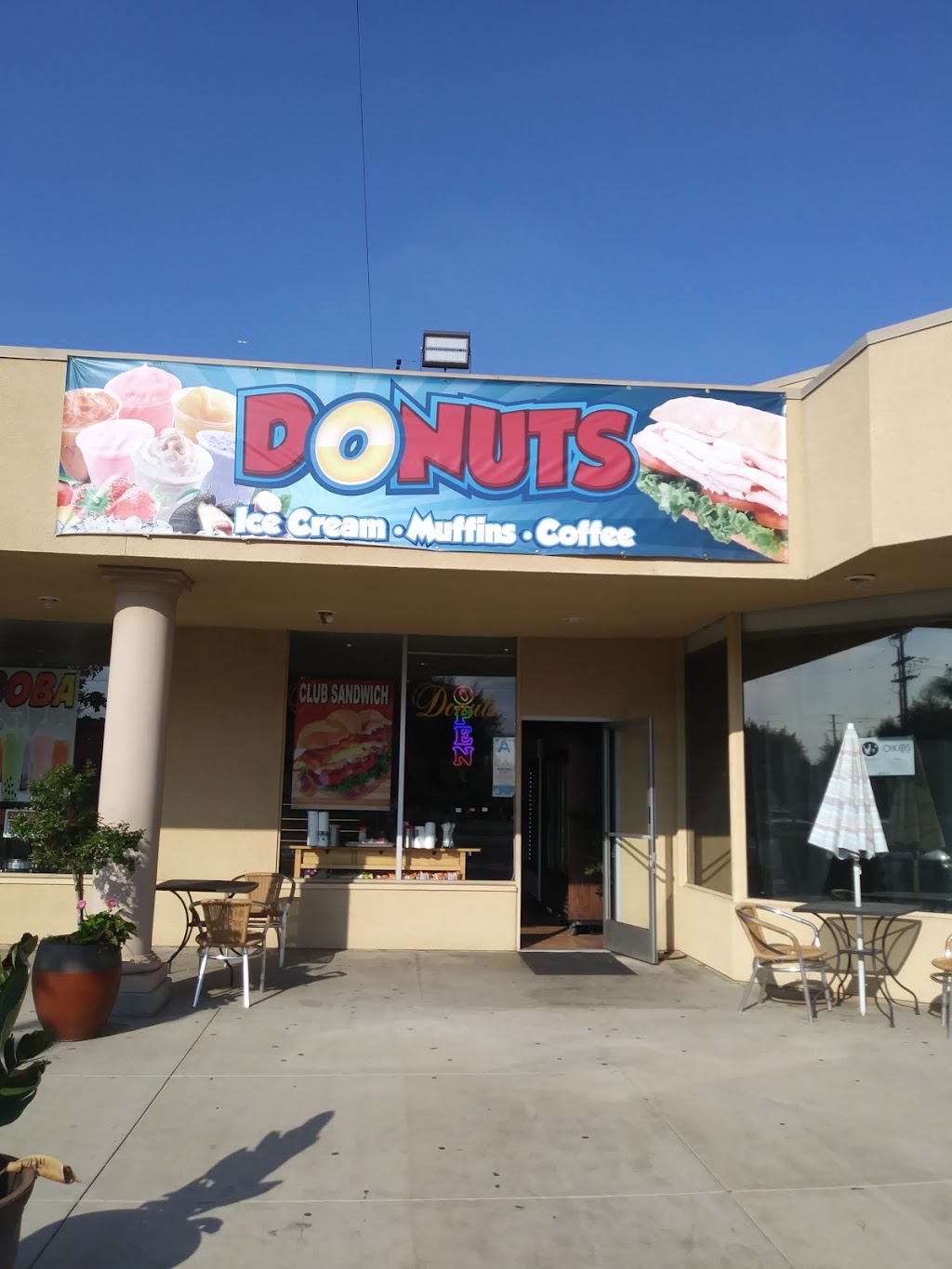 Christine Donuts | 10708 Orr and Day Rd, Santa Fe Springs, CA 90670, USA | Phone: (562) 864-3039