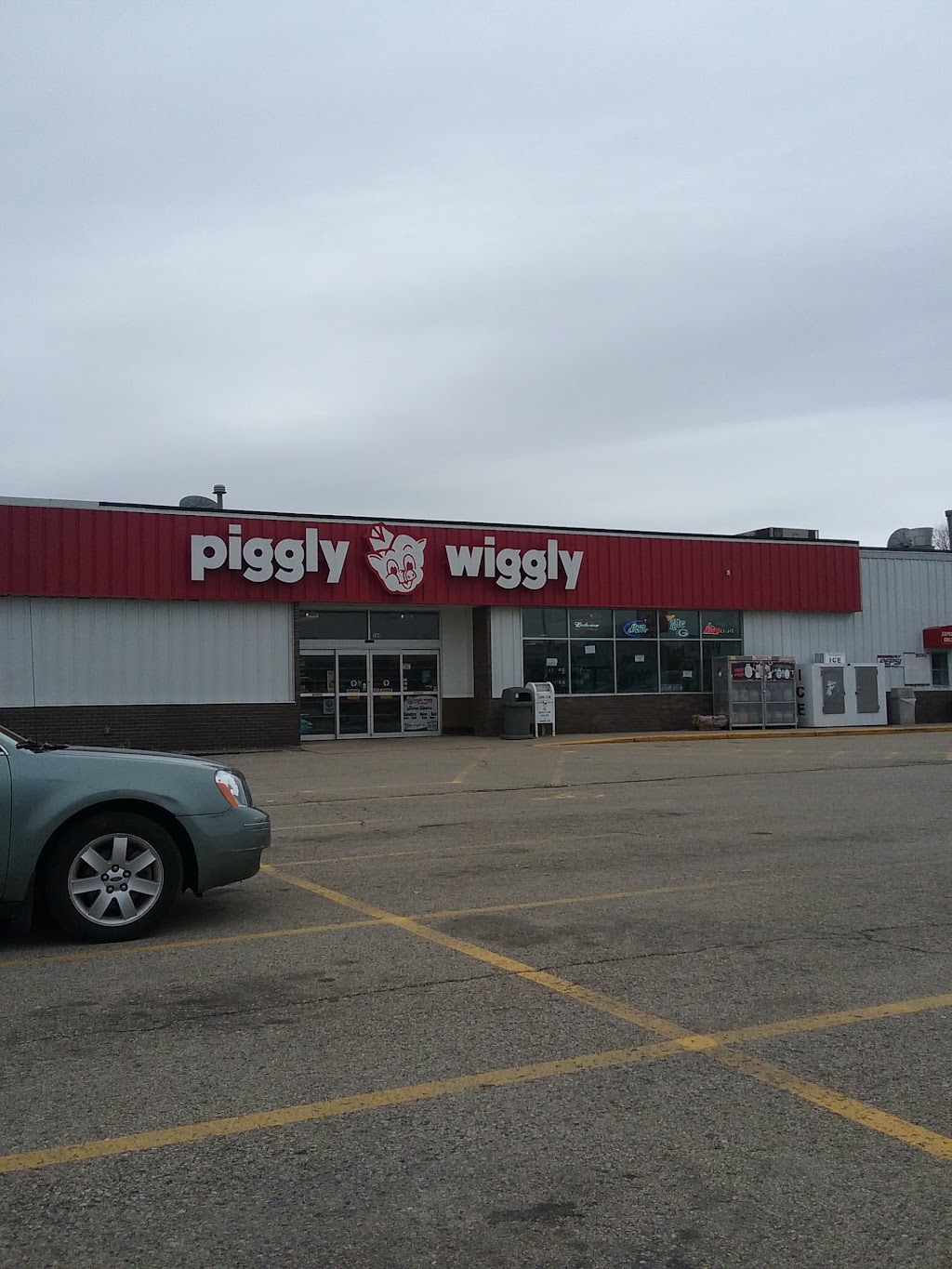 Piggly Wiggly | 164 Kienow Dr, Randolph, WI 53956, USA | Phone: (920) 326-5800