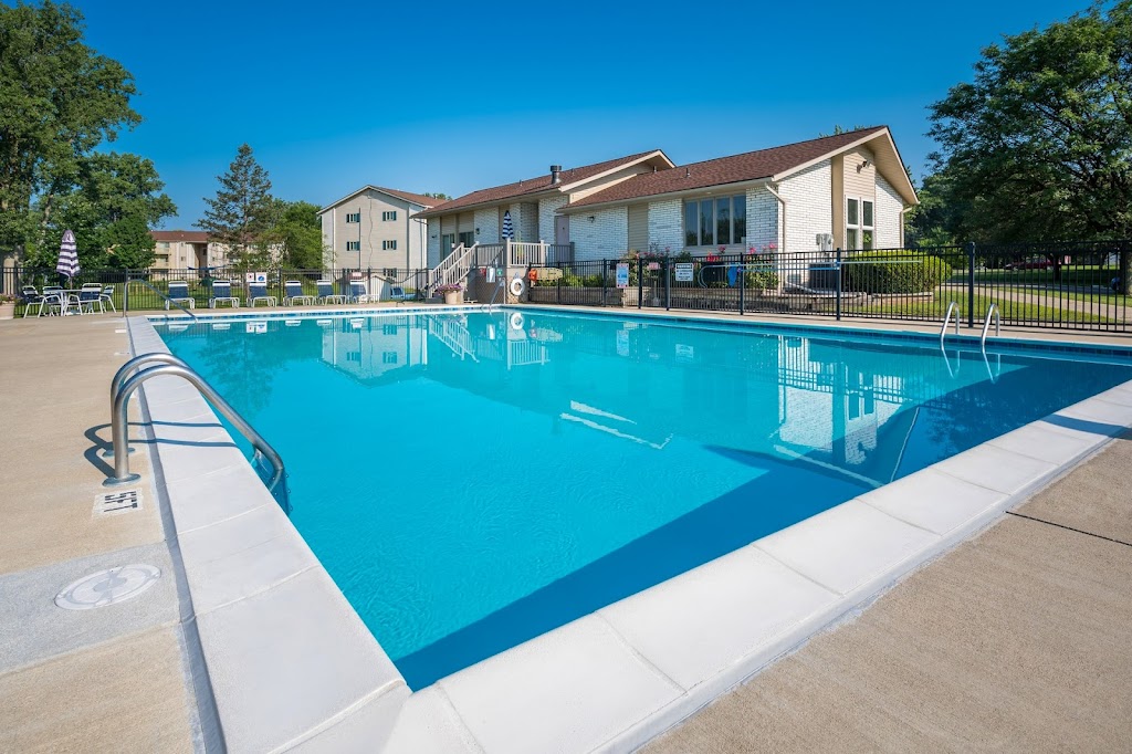 Glengarry Park Apartments | 850 Williamsbury Dr, Waterford Twp, MI 48328, USA | Phone: (248) 481-5417