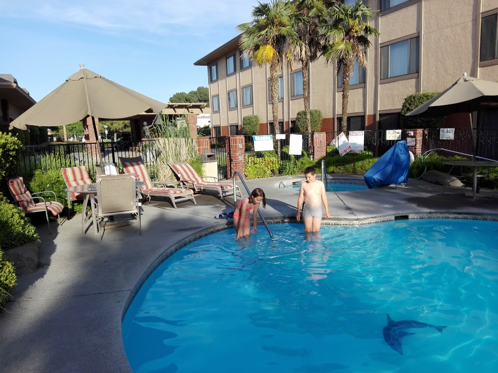 University Square Hotel | 4961 N Cedar Ave, Fresno, CA 93726 | Phone: (559) 224-4200