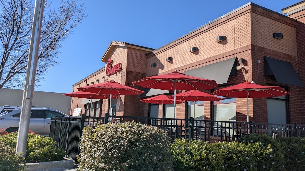 Chick-fil-A Elon University Commons | 1477 University Dr, Burlington, NC 27215, USA | Phone: (336) 584-0895