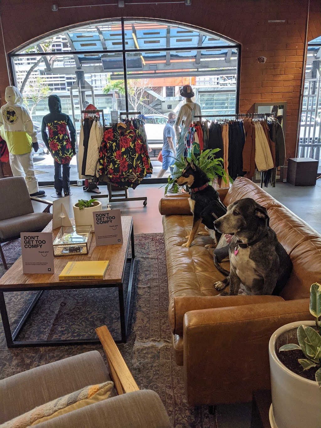 Burton Santa Monica Flagship Store | 1460 4th St, Santa Monica, CA 90401, USA | Phone: (323) 370-1777