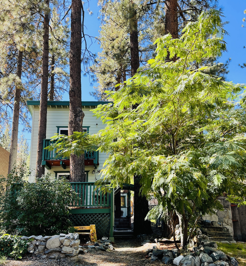 Wrightwood Hideaway | 1617 Virginia St, Wrightwood, CA 92397, USA | Phone: (909) 377-9677