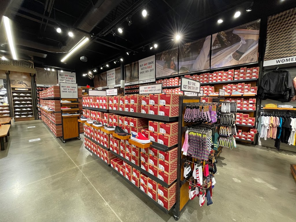 Vans Outlet | 18527 Outlet Blvd #721, Chesterfield, MO 63005, USA | Phone: (636) 536-9624