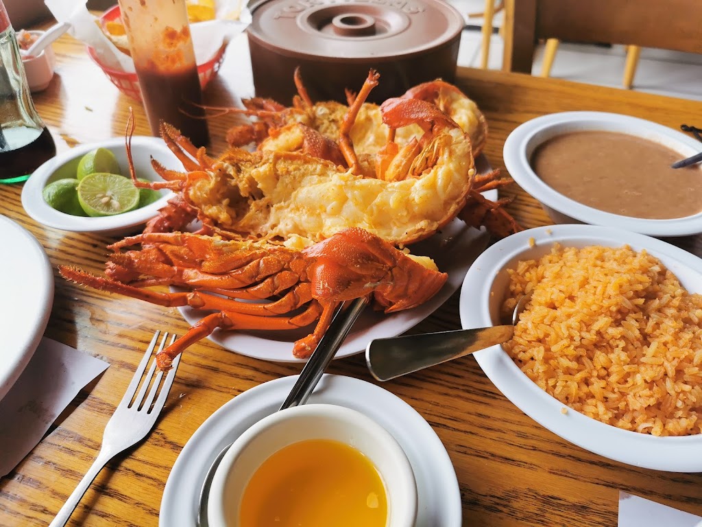 Don Luis Restaurant | Chinchorro 20, 22710 Puerto Nuevo, B.C., Mexico | Phone: 661 614 1379
