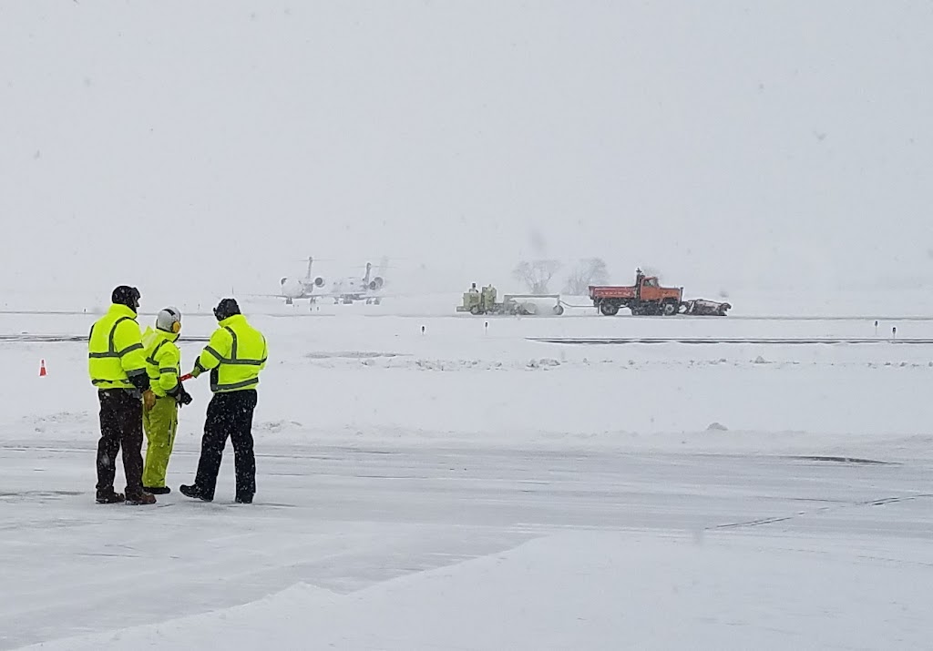 East Metro Jet Center | 625 W Hanger Rd #11-12, New Richmond, WI 54017, USA | Phone: (715) 246-5338