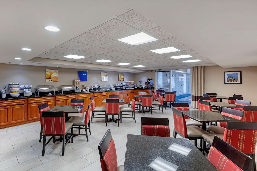 Comfort Inn & Suites Jackson - West Bend | W227 N, 16890 Tillie Lake Ct, Jackson, WI 53037, USA | Phone: (262) 423-6036