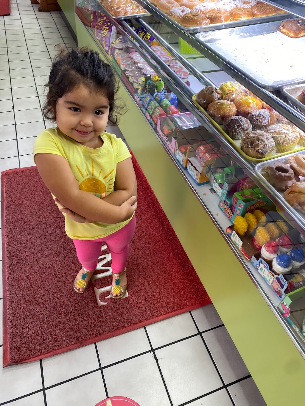 ABC Donuts | 4555 E 3rd St, East Los Angeles, CA 90022, USA | Phone: (323) 943-9393