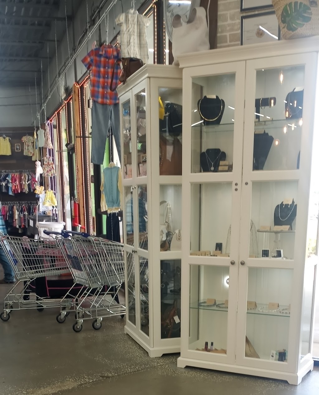 Revolve Reclaimed Clothing Exchange- Leesburg | 10601 US-441, Leesburg, FL 34788, USA | Phone: (352) 805-2000