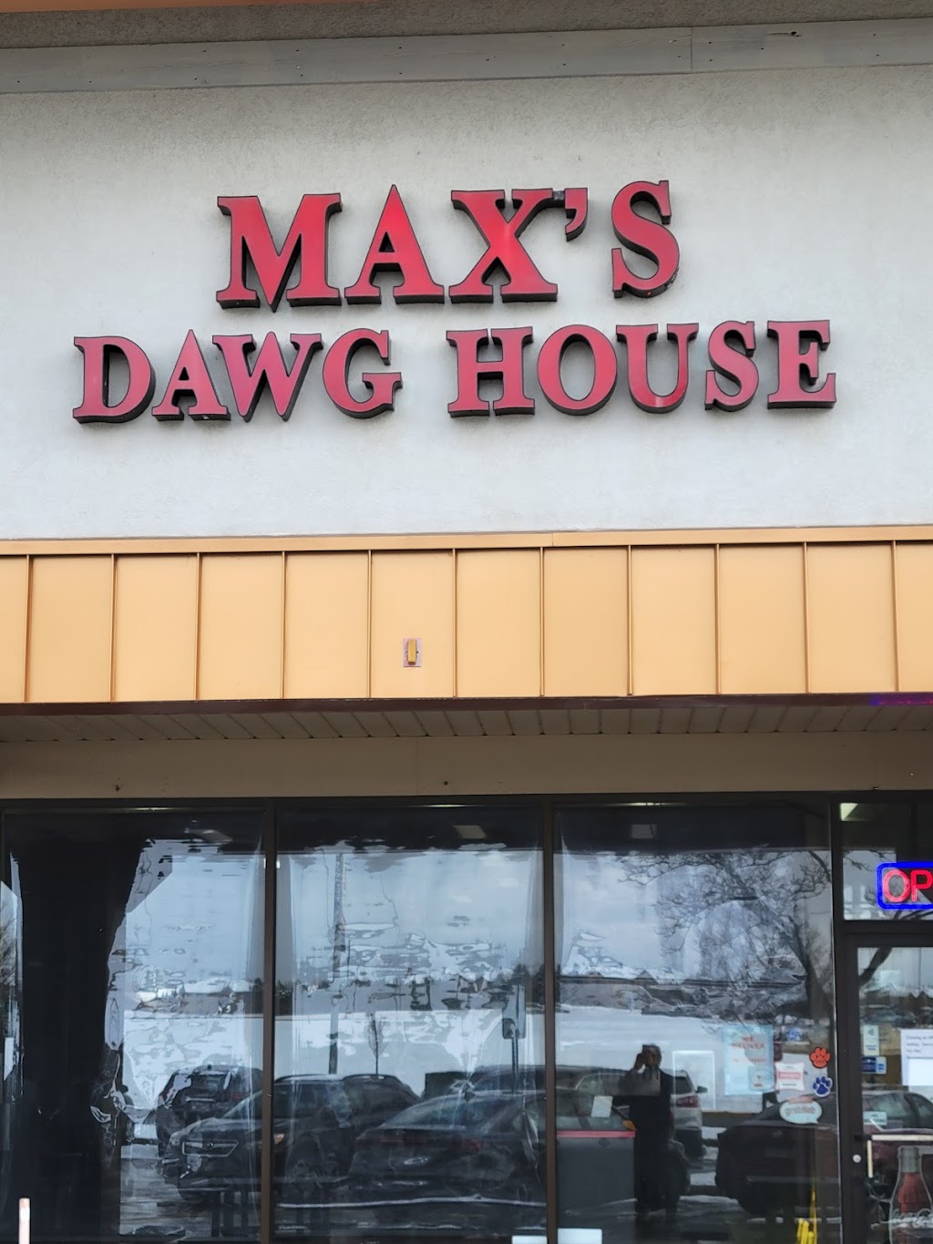 Maxs Dawg House | 1438 S Milwaukee Ave, Libertyville, IL 60048, USA | Phone: (847) 367-4515