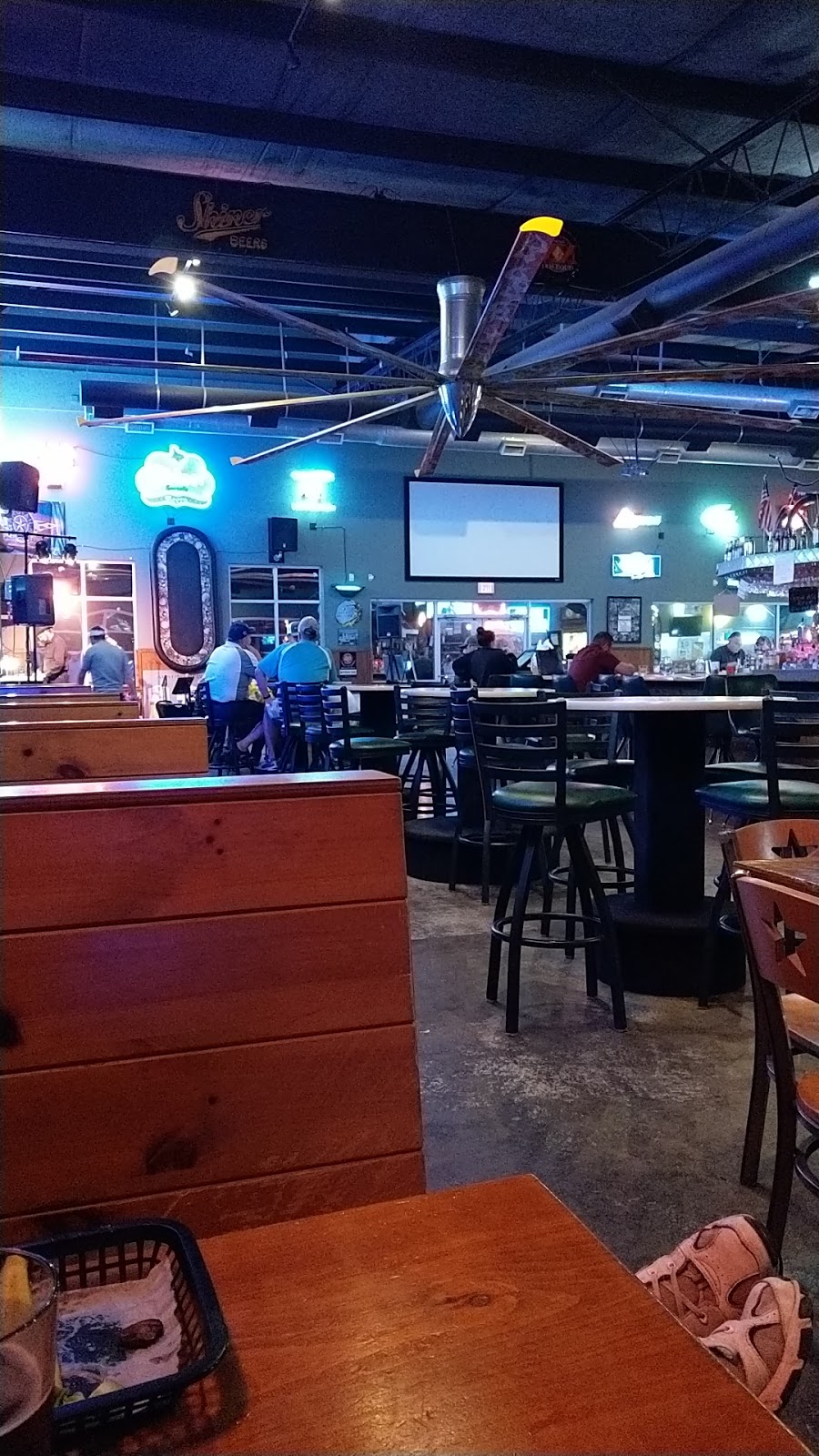Hardtails Bar and Grill | 1515 N Interstate Hwy 35, Georgetown, TX 78628, USA | Phone: (512) 869-5454
