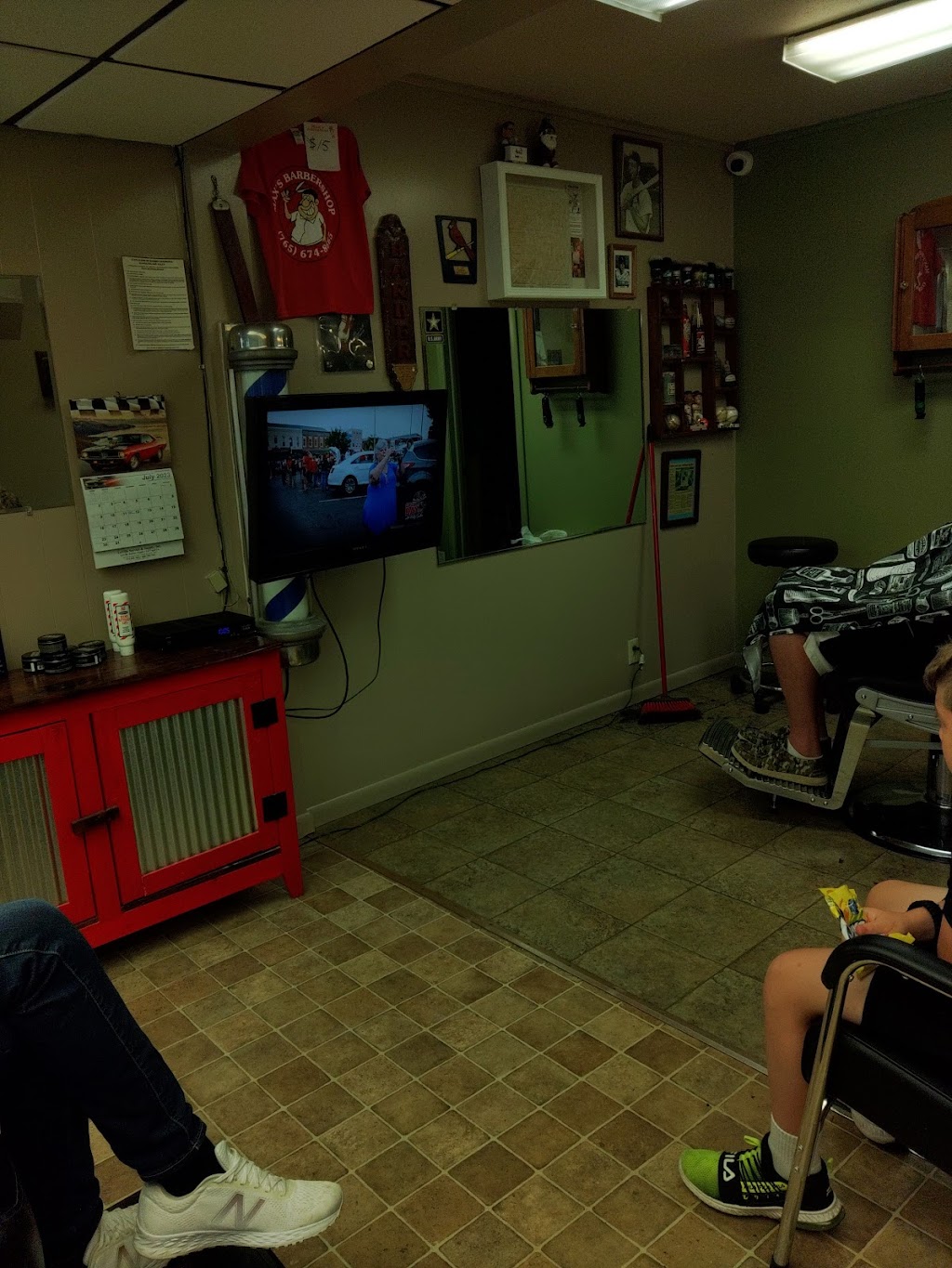 Maxs Barber Shop | 237 E Main St, Gas City, IN 46933, USA | Phone: (765) 674-8665