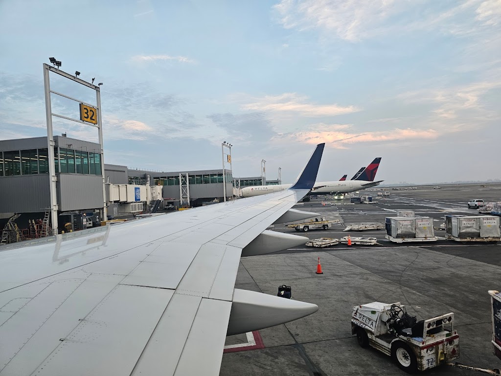 Delta Airlines | John F. Kennedy International Airport, Terminal 4, Queens, NY 11430, USA | Phone: (800) 221-1212
