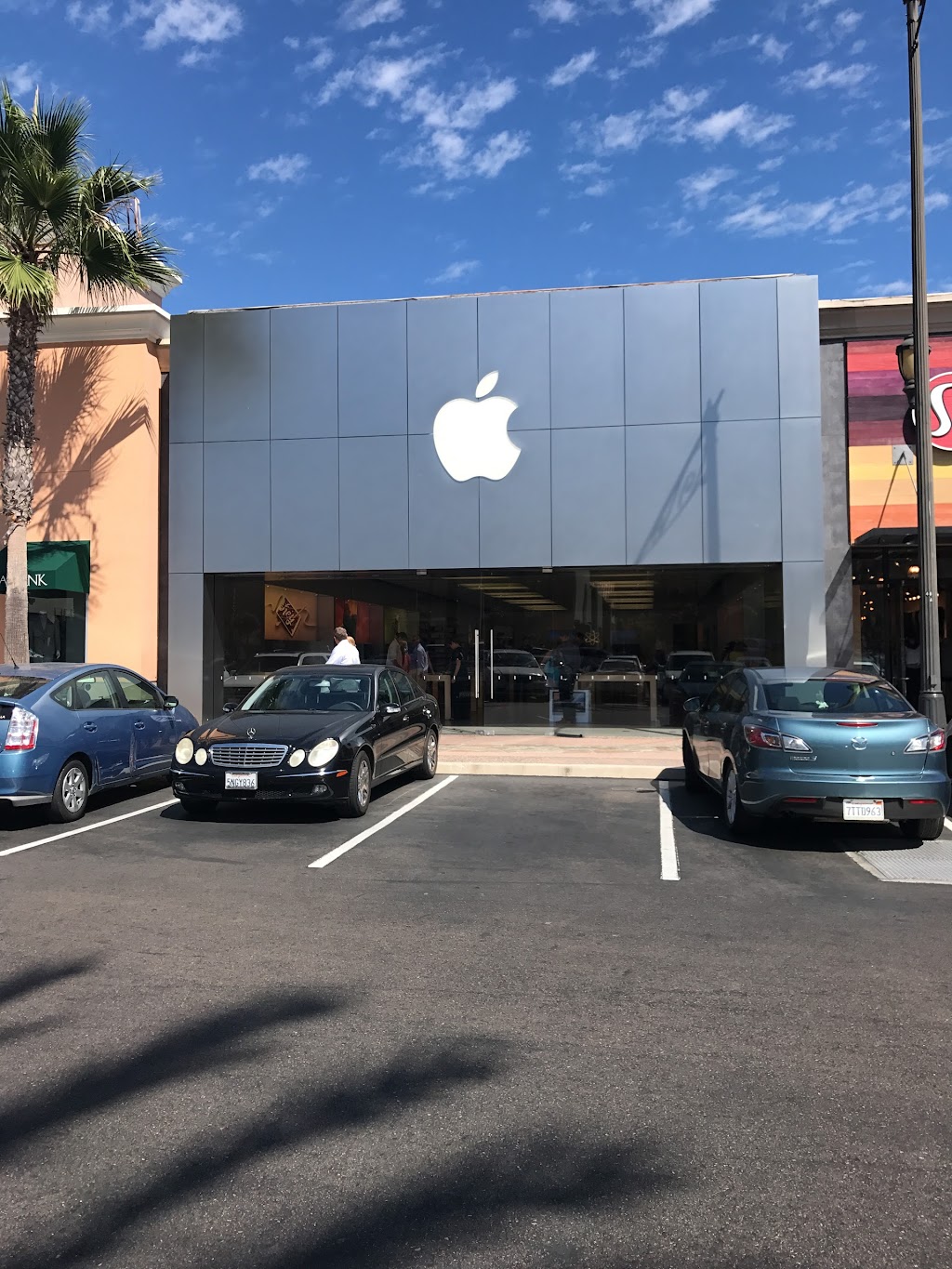 Apple Carlsbad | 1923 Calle Barcelona, Carlsbad, CA 92009, USA | Phone: (760) 697-9800