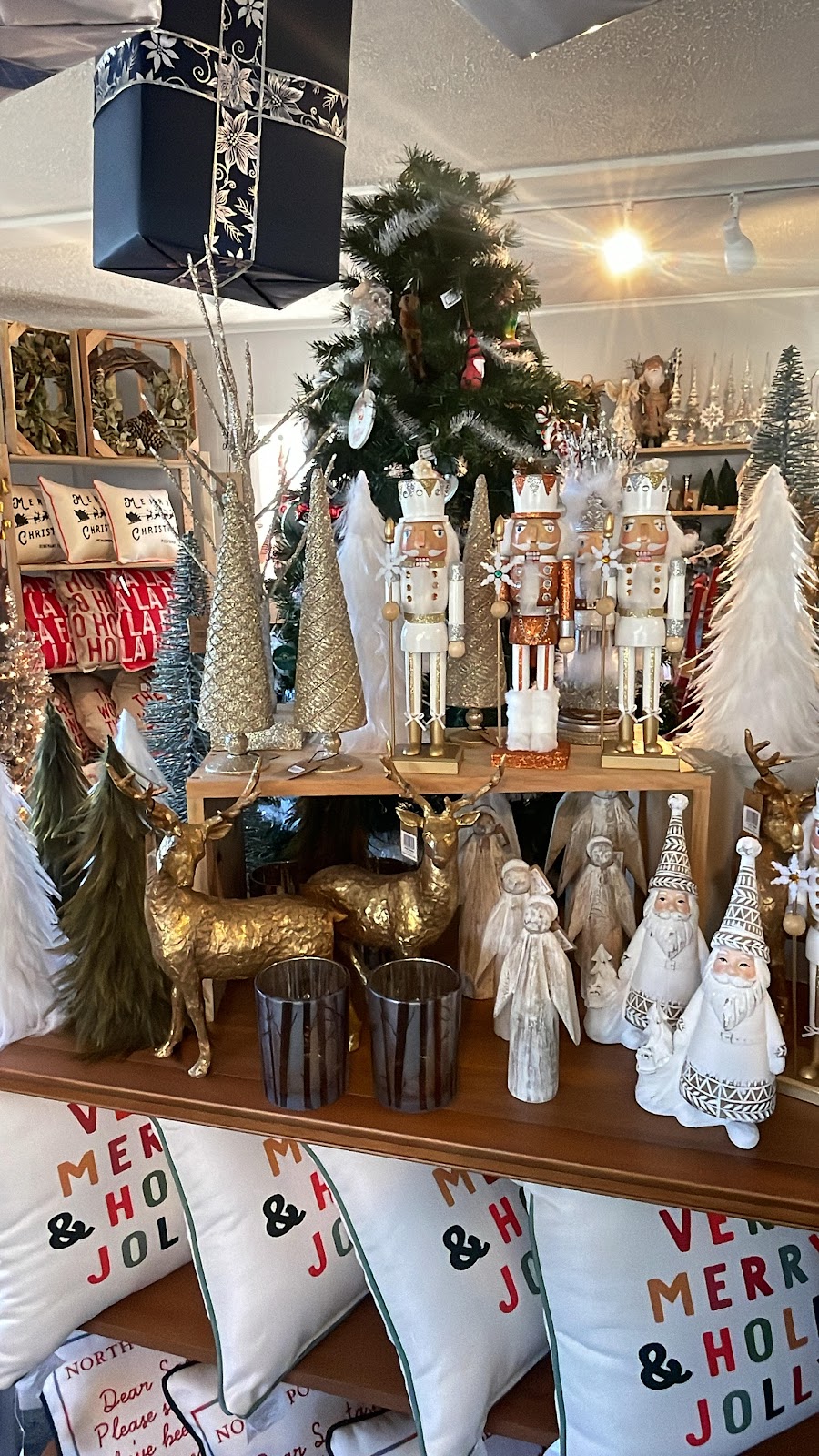 Christmas In Milford | 102 US-6, Milford, PA 18337, USA | Phone: (570) 460-6696