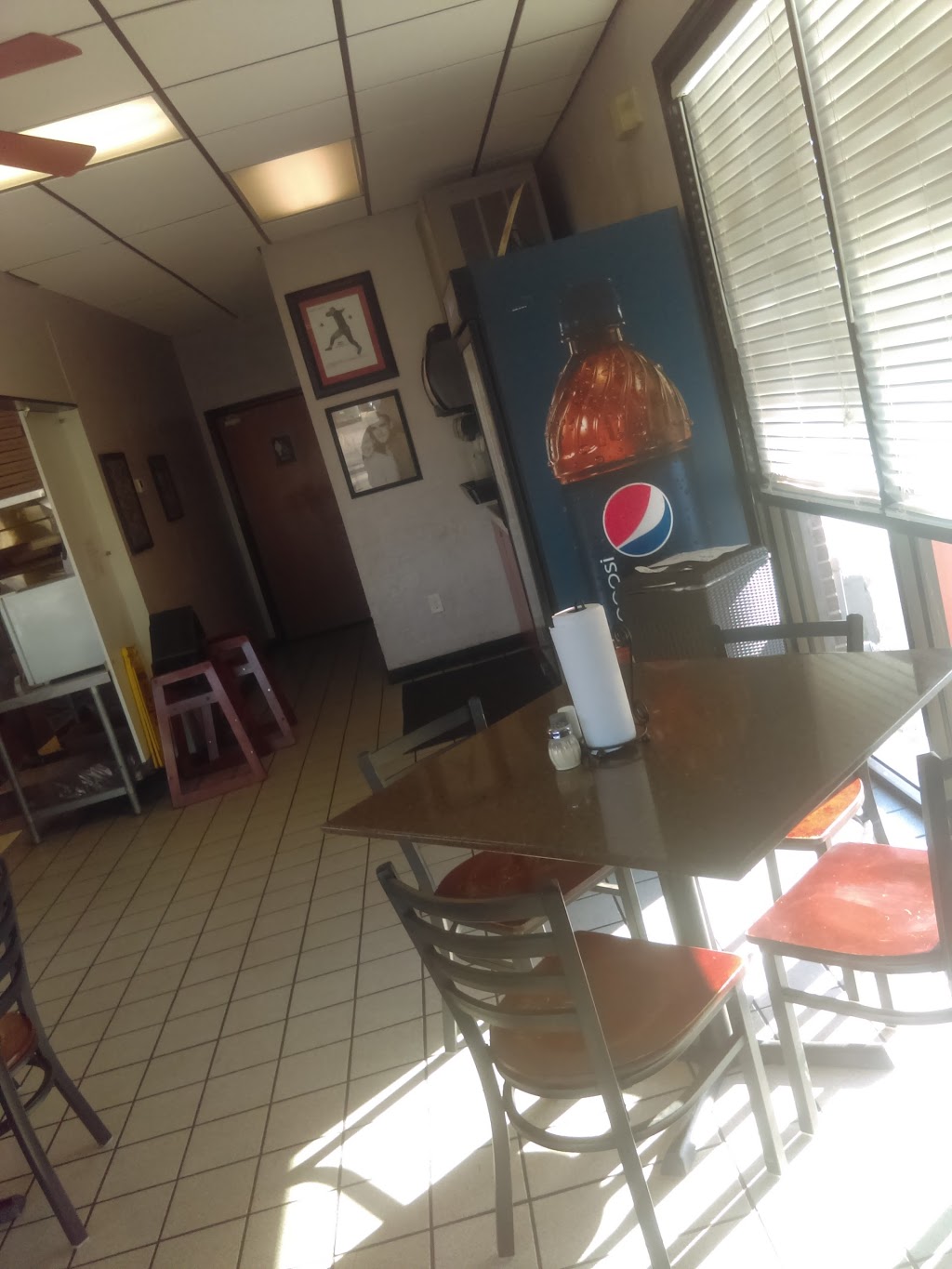 Knollas Pizza Cafe | 7343 W Central Ave, Wichita, KS 67212 | Phone: (316) 773-4496