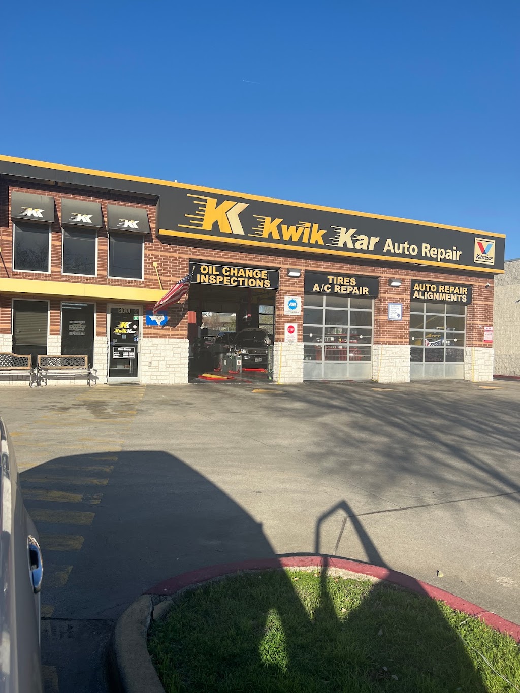 Kwik Kar Oil Change & Auto Care | 5020 Lemmon Ave, Dallas, TX 75209, USA | Phone: (214) 615-7372