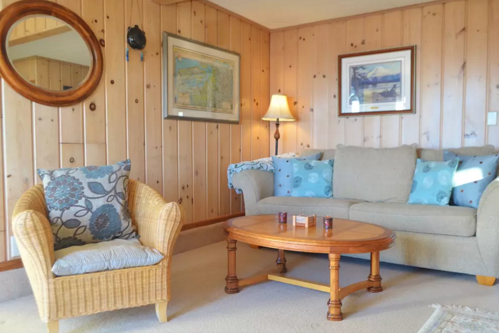 Sunset Beach Cottage | 7358 S Maxwelton Rd, Clinton, WA 98236, USA | Phone: (360) 579-4445