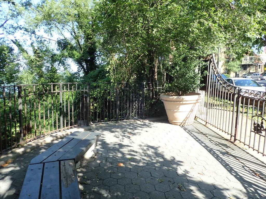 Half-Moon Overlook | 2501A Palisade Ave, Bronx, NY 10463, USA | Phone: (212) 639-9675