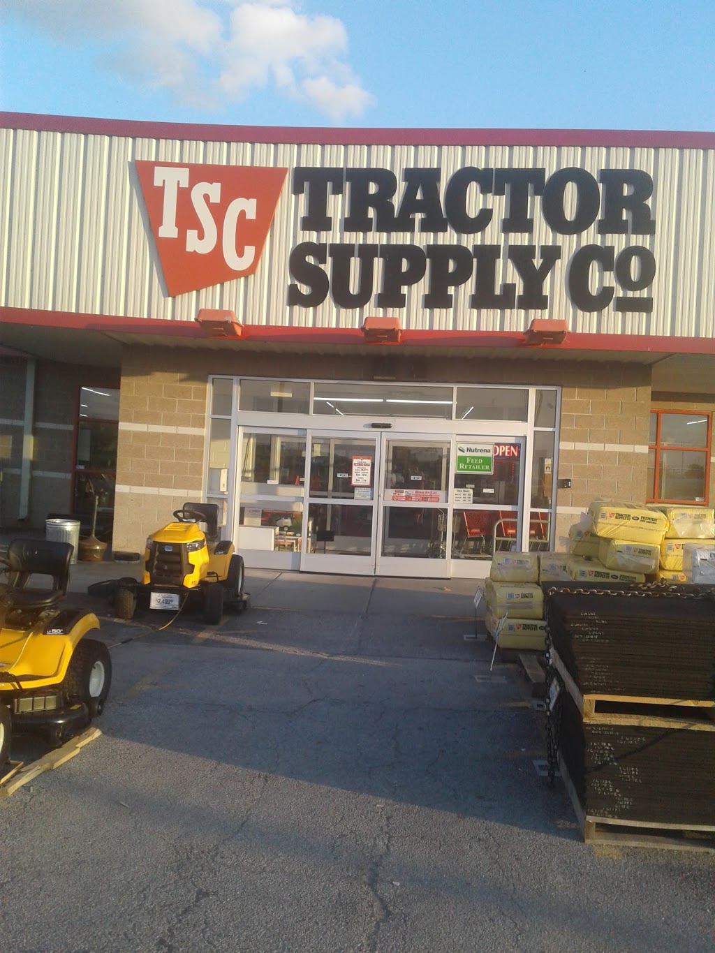 Tractor Supply Co. | 329 Veterans Memorial Hwy, Council Bluffs, IA 51501, USA | Phone: (712) 366-2451