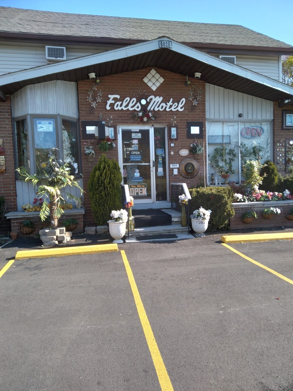 Falls Motel | 5820 Buffalo Ave, Niagara Falls, NY 14304, USA | Phone: (716) 283-3239