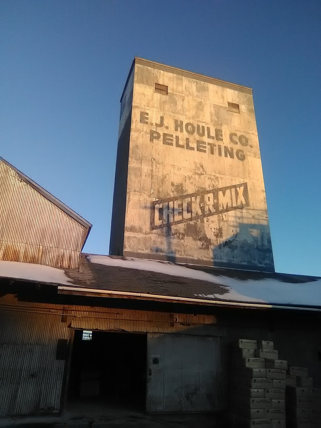 Spikes & Houles Feed, Seed, & Pet Supply | 55 2nd St SW, Forest Lake, MN 55025, USA | Phone: (651) 464-3326