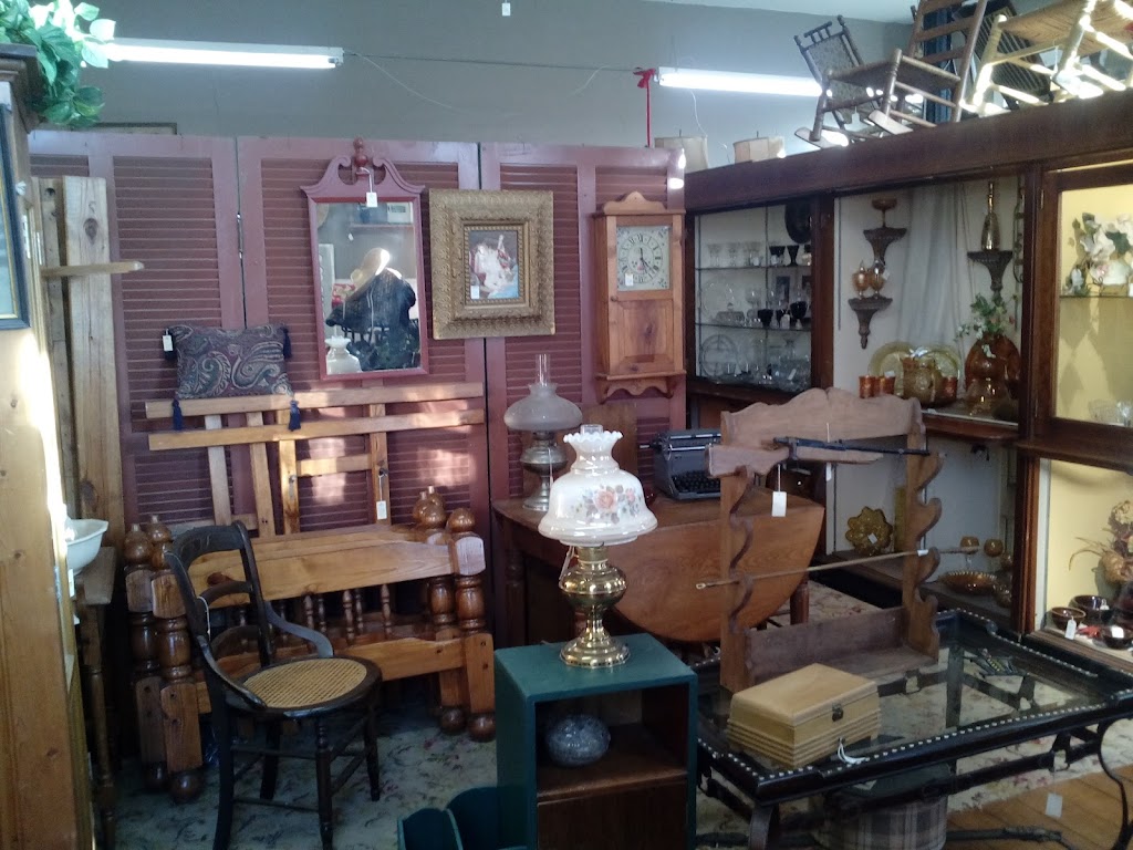 New Paris Antique Mall | 102 E Main St, New Paris, OH 45347, USA | Phone: (937) 437-0048