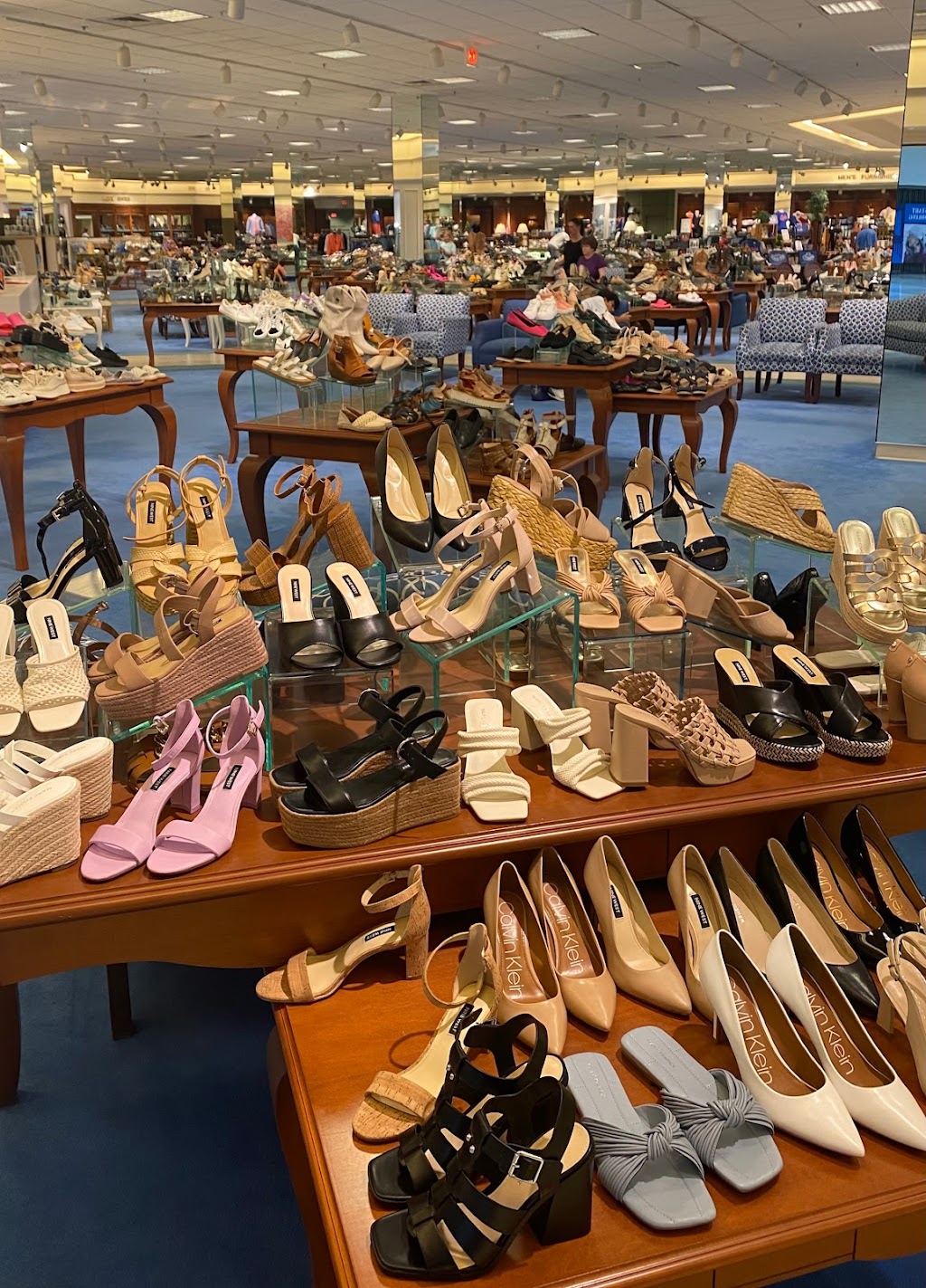 Von Maur | 10010 California St, Omaha, NE 68114, USA | Phone: (402) 390-0381