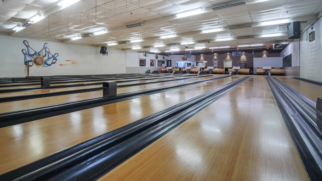 Kingsway Lanes & Restaurant | 215 Riverside Dr, Welland, ON L3C 5E3, Canada | Phone: (905) 735-2141