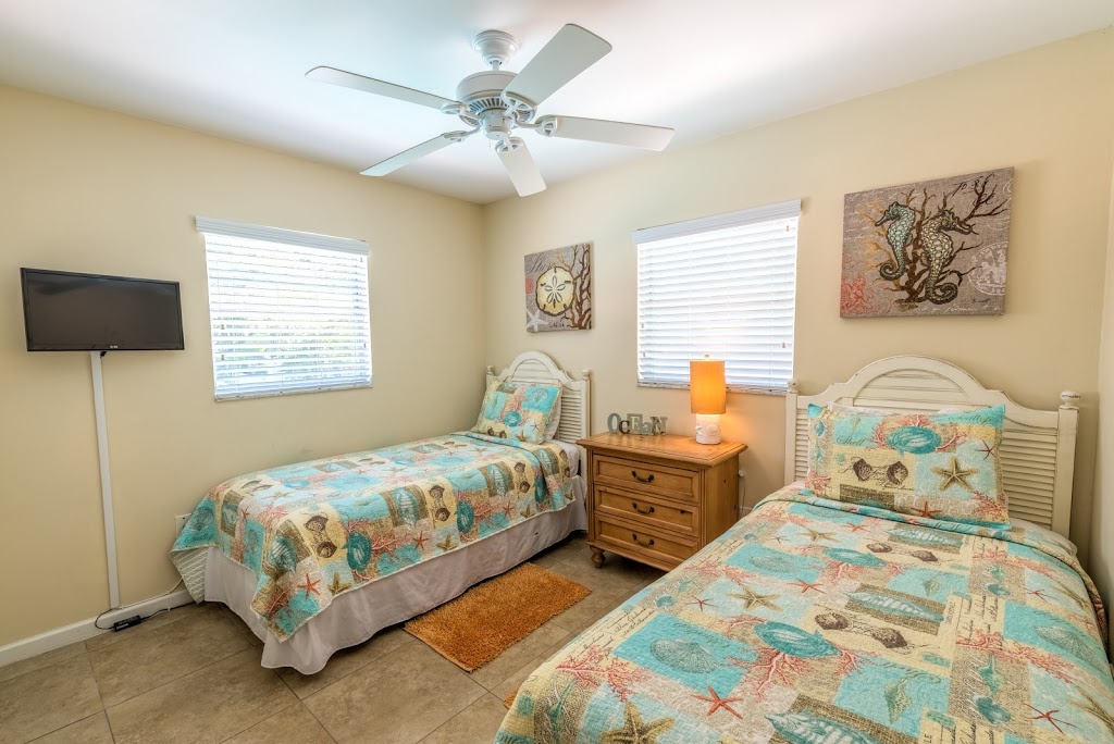 Blue Turtle Cottage | 3005 Avenue E, Holmes Beach, FL 34217, USA | Phone: (416) 434-9239