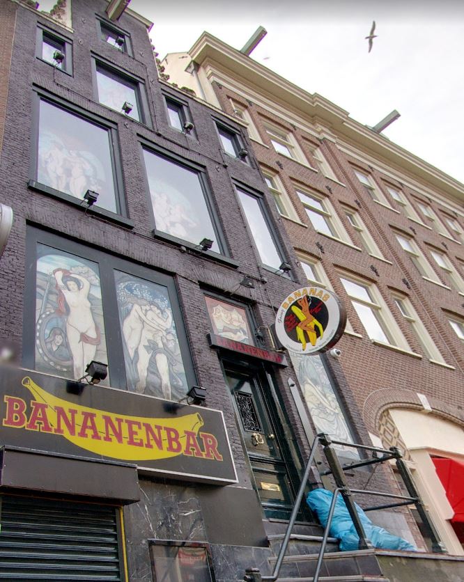 Bananenbar Amsterdam | Oudezijds Achterburgwal 37, 1012 DA Amsterdam, Netherlands | Phone: 020 622 4670