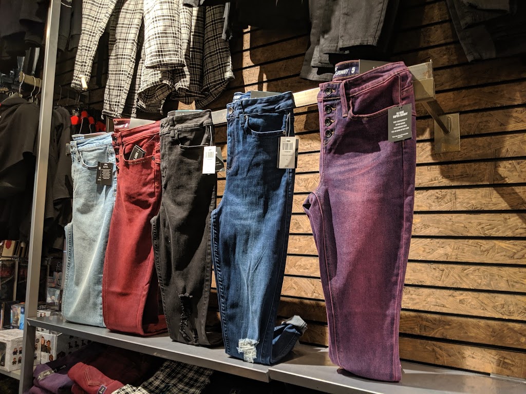 Hot Topic | 452 E Sailer Dr, San Mateo, CA 94403, USA | Phone: (650) 286-0790