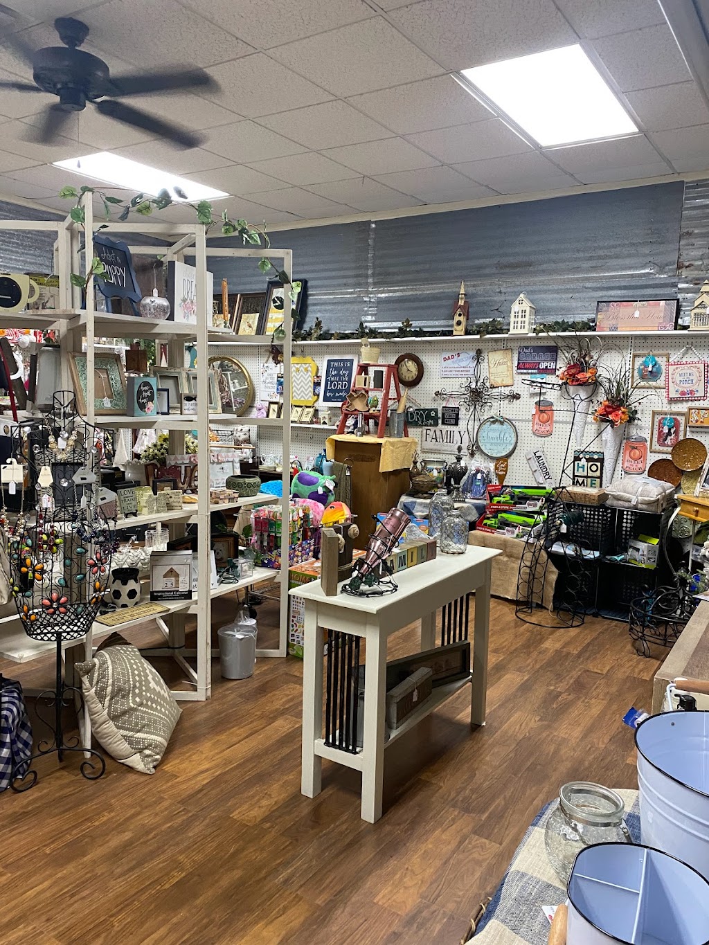 Country Roads Vendor Mall- Leonard | 703 N Xrds St, Leonard, TX 75452, USA | Phone: (214) 250-7700