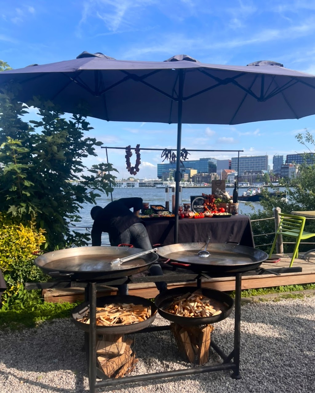 Bbq catering and paellas catering in Amsterdam El Momento | Barbara Strozzilaan 201, 1083 HN Amsterdam, Netherlands | Phone: 06 28298727