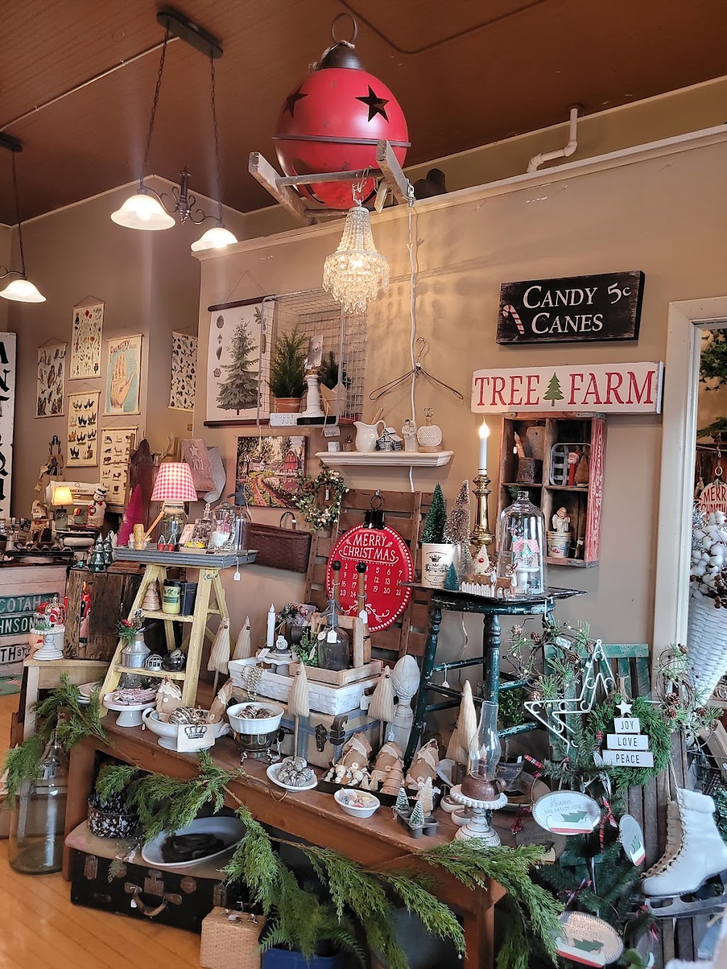 Lollygag Antiques | 16 6th Ave, New Glarus, WI 53574, USA | Phone: (630) 209-0423