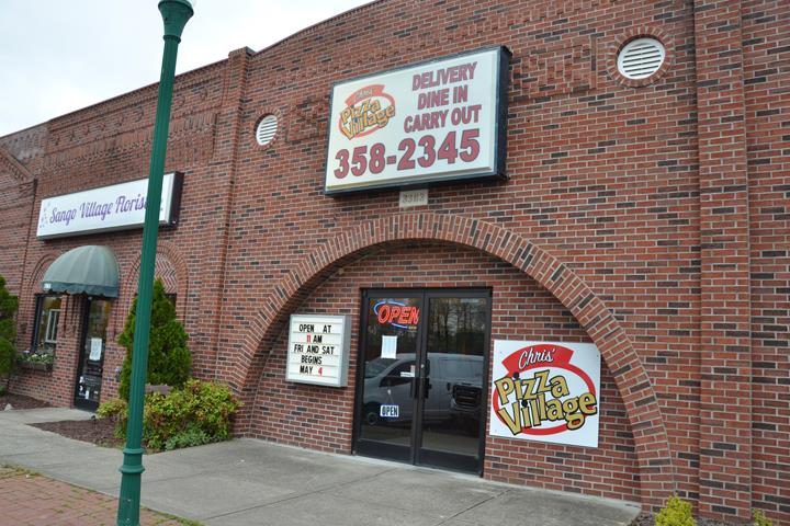 Chris Pizza Village Sango | 3383 US-41 ALT, Clarksville, TN 37043, USA | Phone: (931) 358-2345